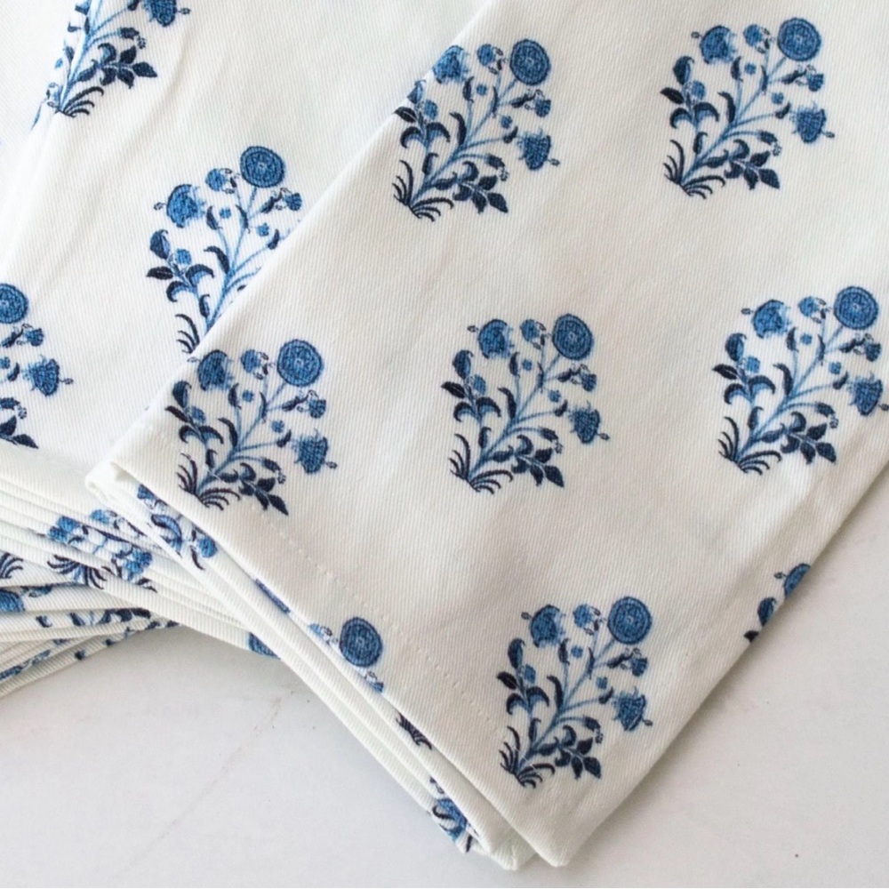 Tajik Home Isabella New Floral Blue and White 8 Napkins and 8 Rings